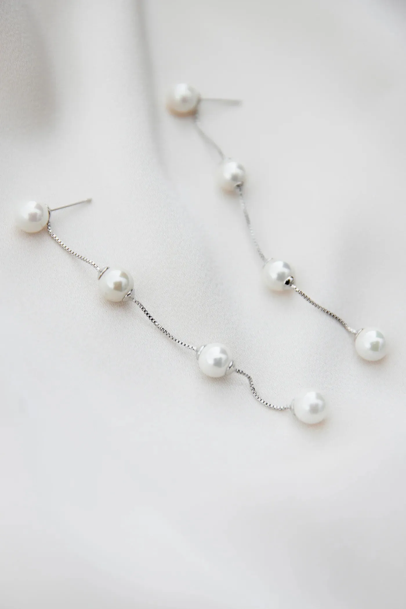 Amélie George IMOGEN - LONG PEARL CHAIN WEDDING EARRINGS - SILVER